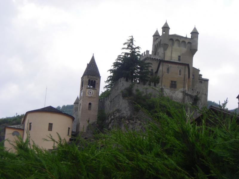 Castello Di Saint-Pierre - il campanile romanico e le torrette