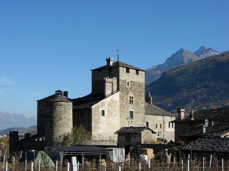 Castello Sarriod De La Tour - Il castello tra le montagne