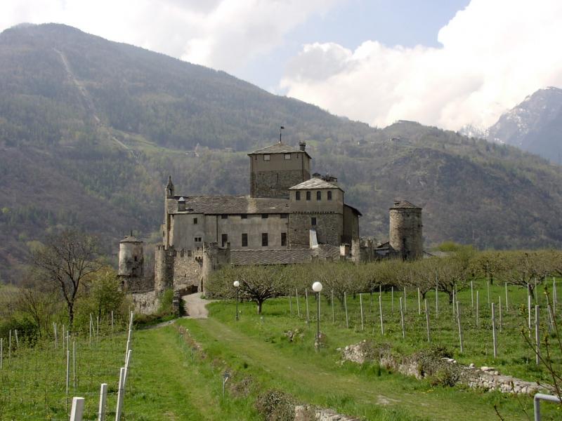 Castello Sarriod De La Tour - Il castello nel verde