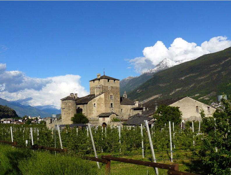 Castello Sarriod De La Tour - il castello in mezzo ai frutteti