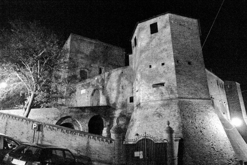 La Roccadi notte, in bianco e nero