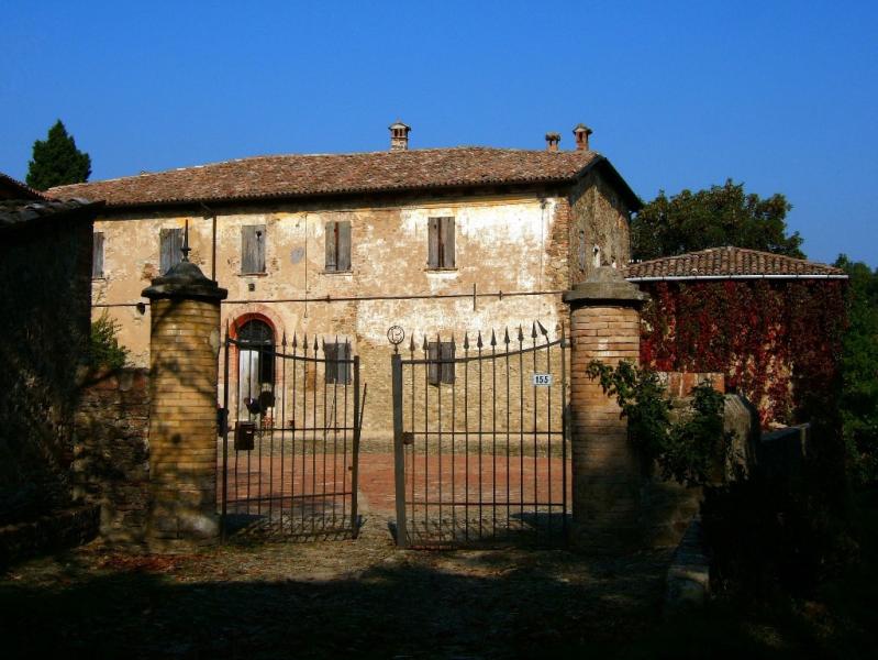 Castello di Zappolino - C&agrave; dei Casini, dimora dall'aspetto del 1200 che sorge sulle primissime basi del fortilizio e che &egrave; ci&ograve; che rimane del Castello