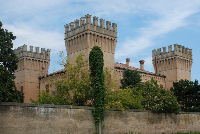Castello della Giovannina - le torri merlate