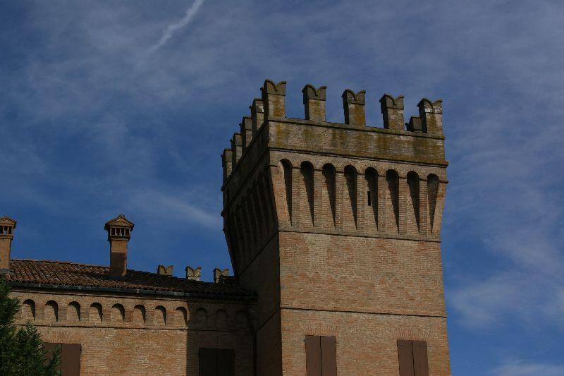 Castello della Giovannina - particolare delle torri merlate