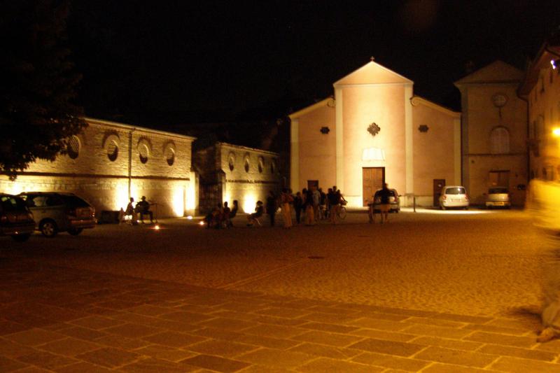 Castello Di Arceto - cortile interno con la chiesa di San Rocco