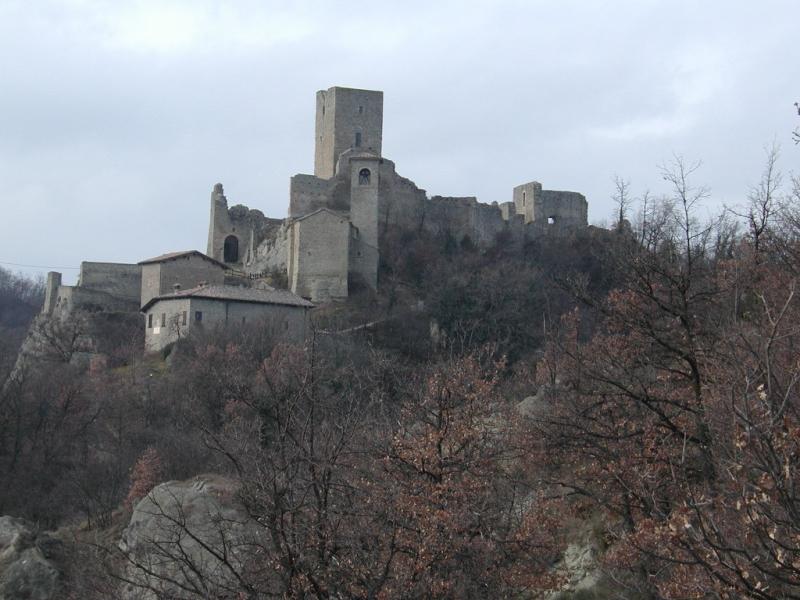 Visuale completa sul Castello di Carpineti