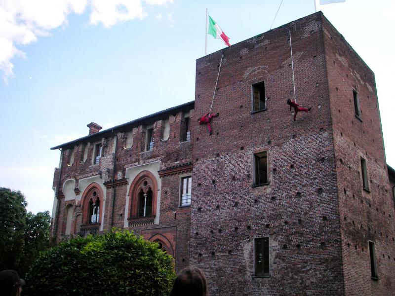 Castello Visconteo Di Abbiategrasso - esibizioni acrobati