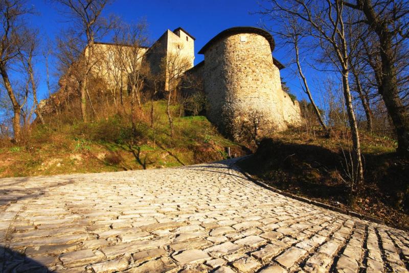 Castello Di Rossena - il sentiero che conduce all'entrata