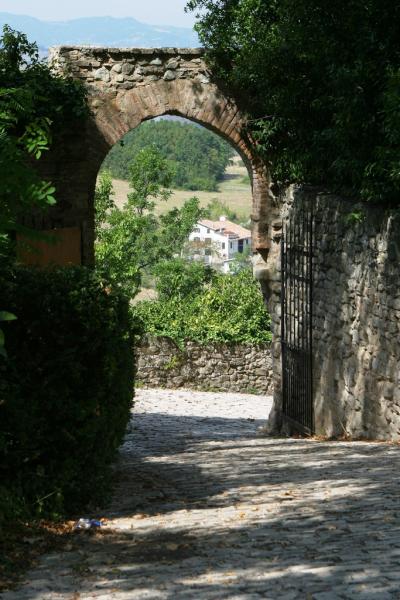 Castello Di Rossena - l'ingresso al borgo