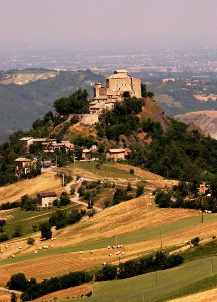 Castello Di Rossena - panoramica col paese