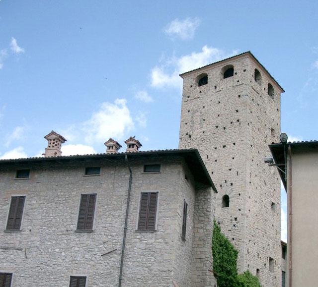 Castello Malaspina Di Varzi - Veduta esterna torre