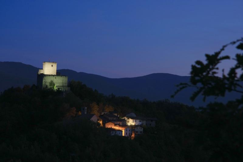 Castello Di Oramala - veduta notturna