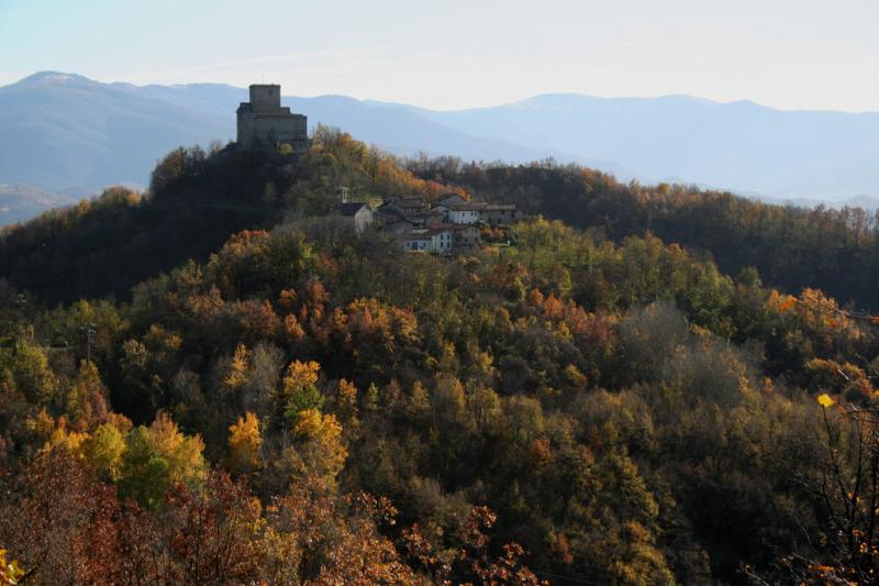 Castello Di Oramala - il castello tra i boschi