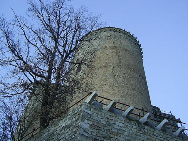 Castello Di Oramala - la torre tra i rami