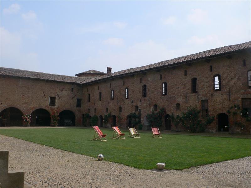 Castello Di Scaldasole - cortile