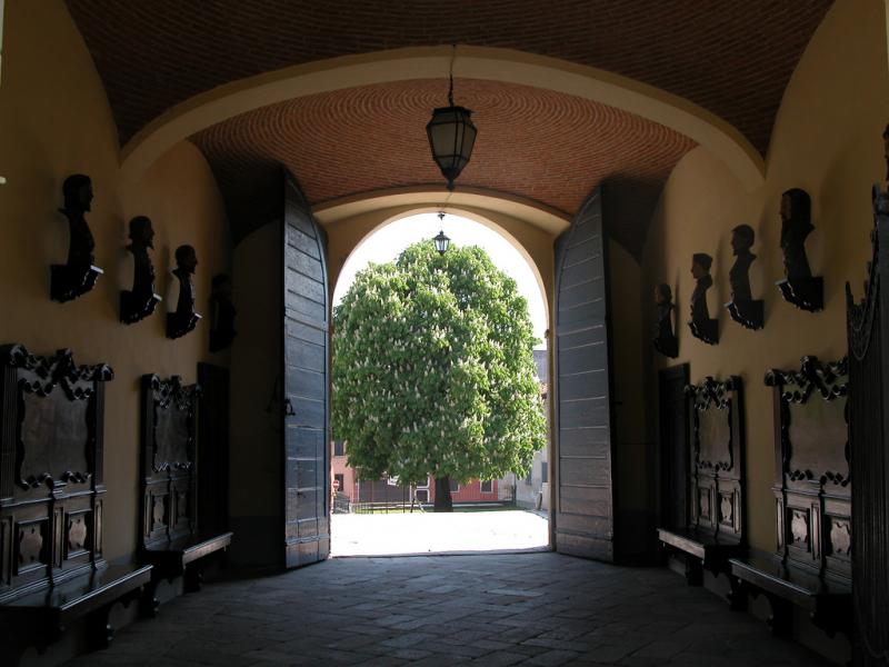 Castello Visconti Di San Vito - Interno con vista giardino