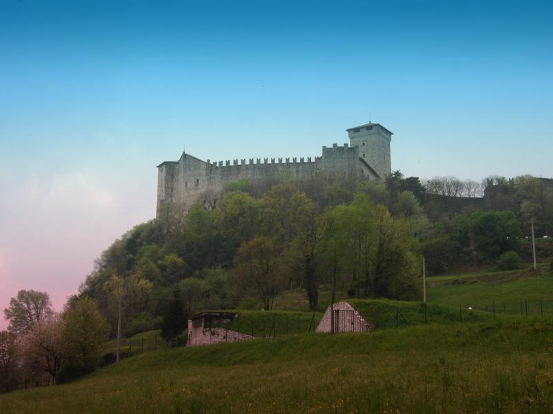 Rocca Borromeo Di Angera - Veduta esterna