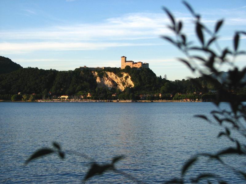 Rocca Borromeo Di Angera - Panorama del castello dal lago