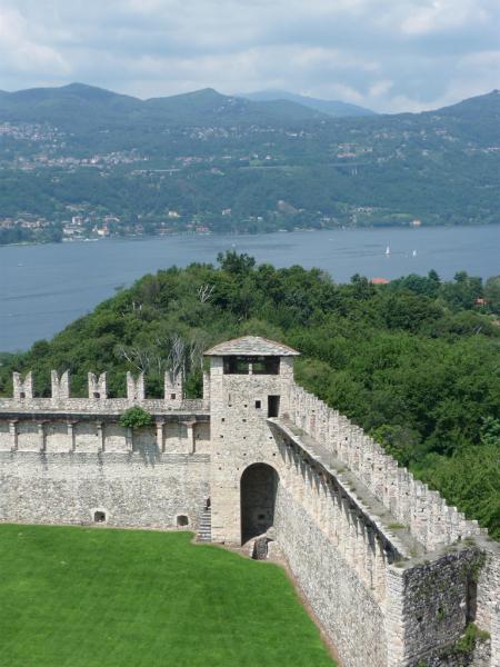 Rocca Borromeo Di Angera - le mura del castello