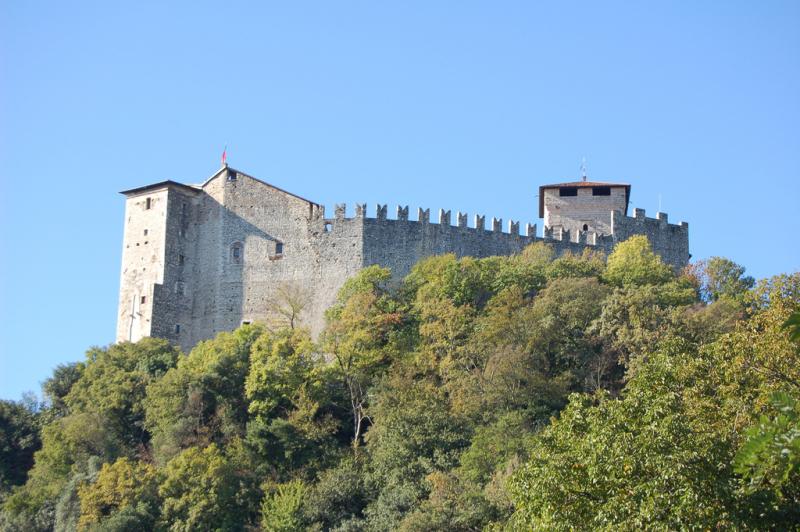 Rocca Borromeo Di Angera - Il castello su un'altura