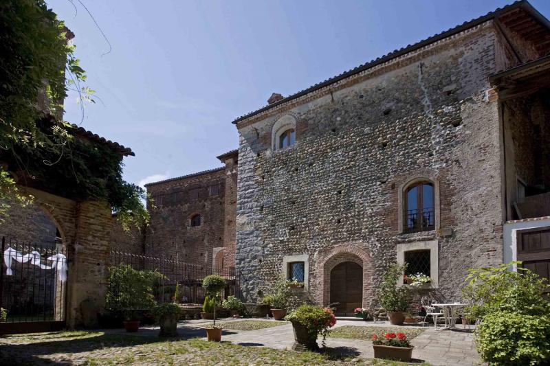 Castello Di Massazza O Rocca Dei Cavallari - Veduta esterna
