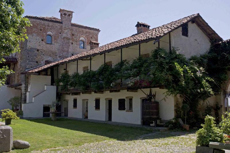 Castello Di Massazza O Rocca Dei Cavallari - Veduta esterna