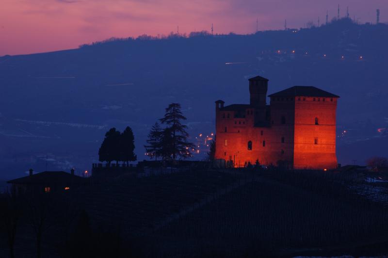 Castello Di Grinzane Cavour - veduta notturna
