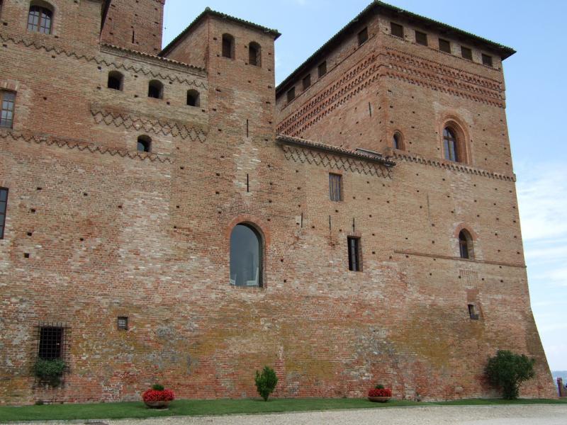 Castello Di Grinzane Cavour - Veduta esterna