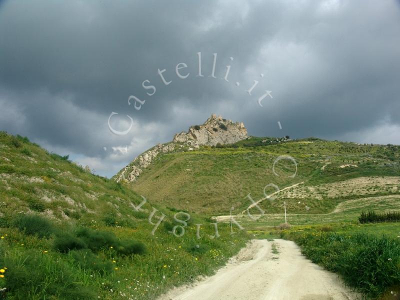 Castello di Garsiliato, stra interpoderale che conduce al poggio