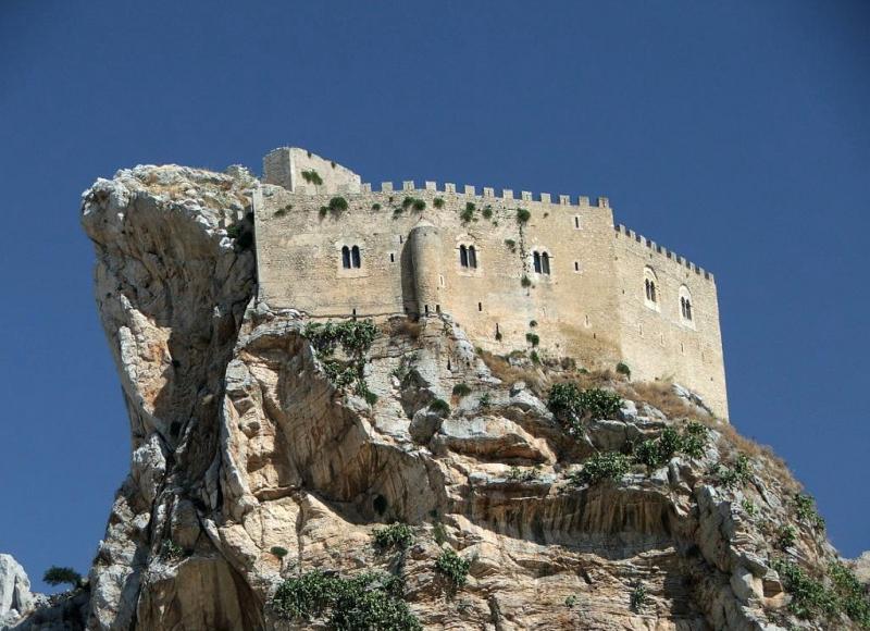Castello di Mussomeli, particolare delle mura meridionali