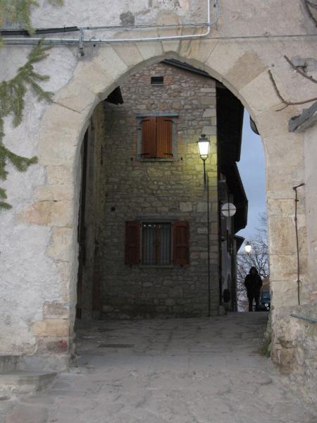 Castello Di Montecuccolo - arco di accesso al borgo