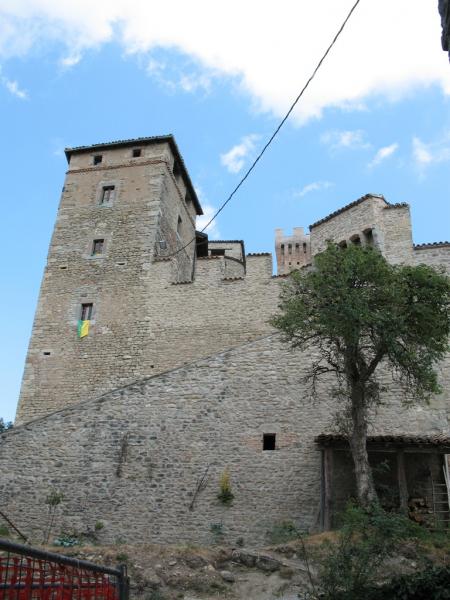Castello Di Montecuccolo - visuale dal cortile della chiesa