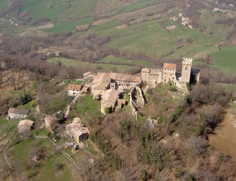 Castello Di Montecuccolo, veduta aerea