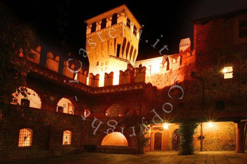 Castello Di Pavone, veduta notturna della corte interna
