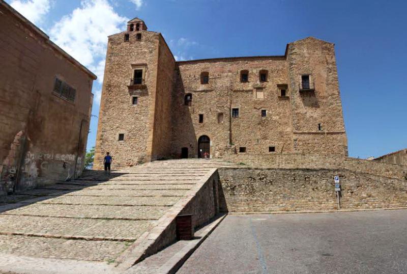 Castello Di Castelbuono, vista da Piazza Castello