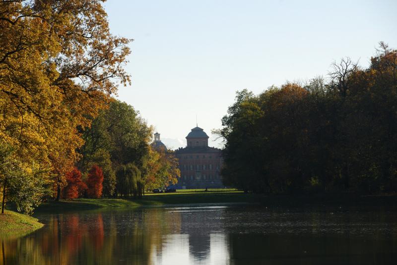 Castello Reale Di Racconigi - Veduta del castello attraverso il lago