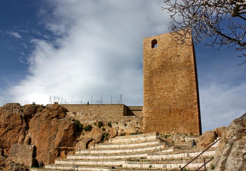 Castello Di Pollina, panoramica con la torre in primo piano