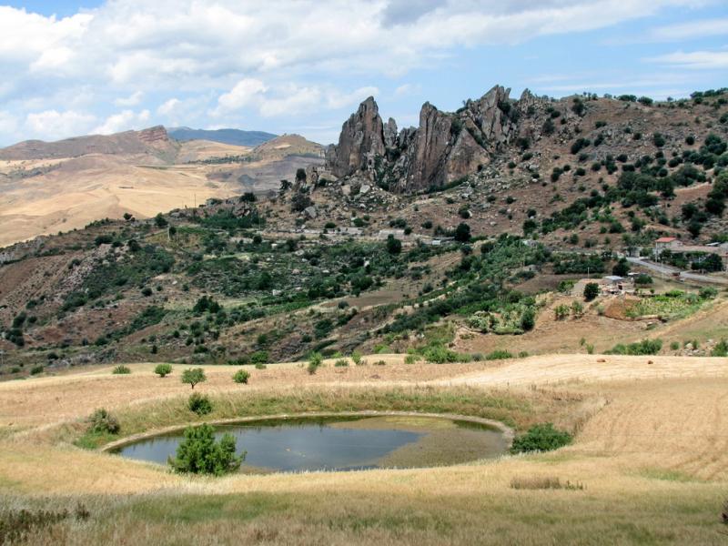 Castello Di Regiovanni, laghetto e rupi