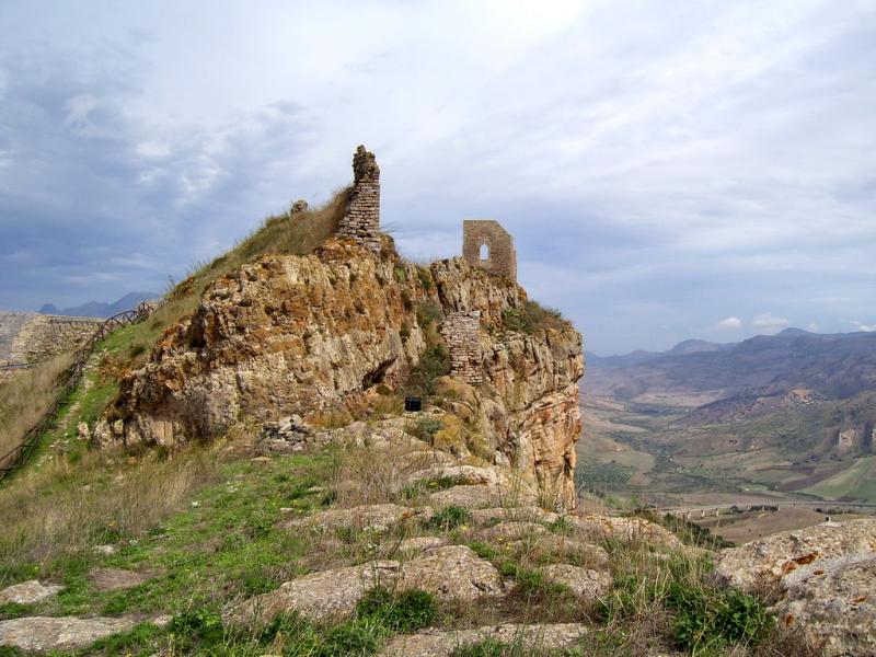 Castello Di Vicari, alcuni resti murari