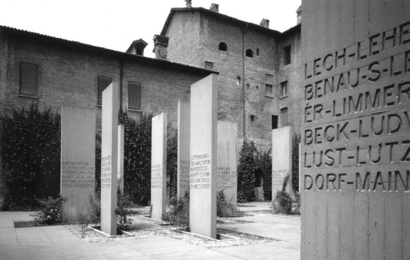 Castello dei Pio di Carpi - cortile delle stele, museo monumento al deportato