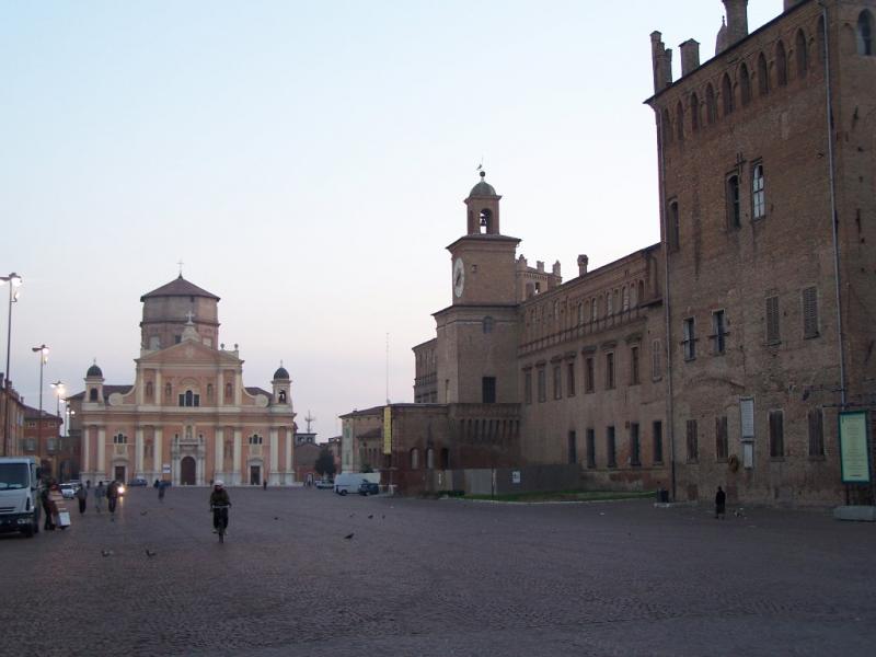 Castello dei Pio di Carpi - facciata col duomo sullo sfondo