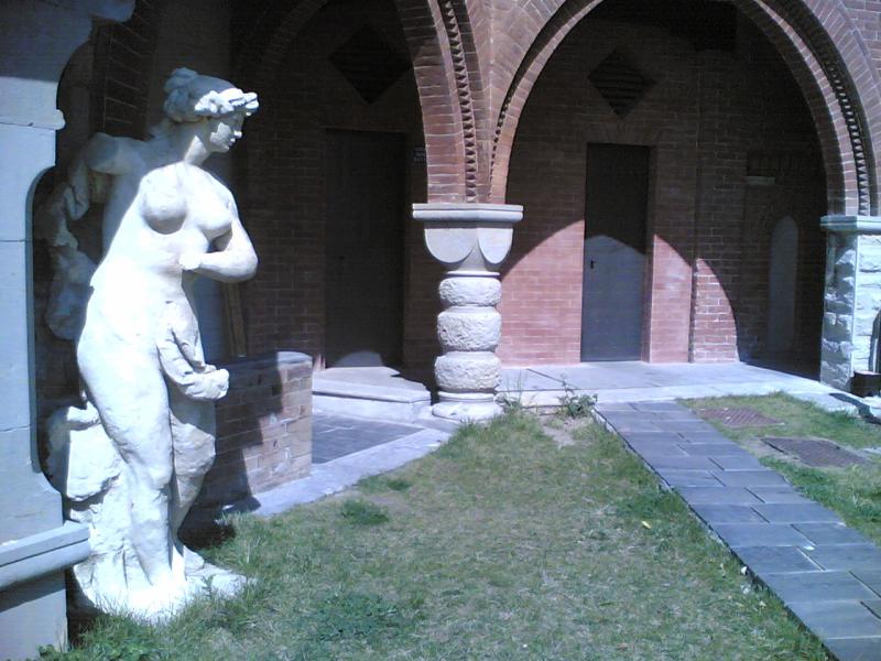 Castello D'Albertis - Statua e archi