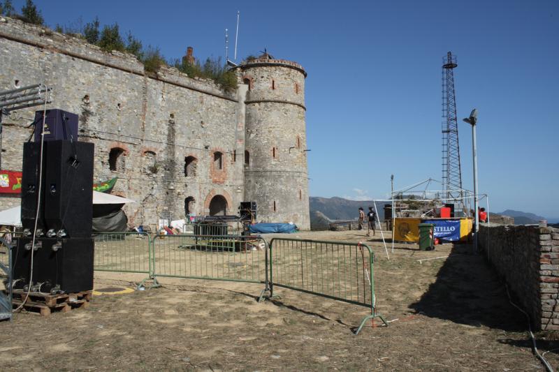 Forte Sperone Di Genova, spazio antistante in preparazione per un concerto