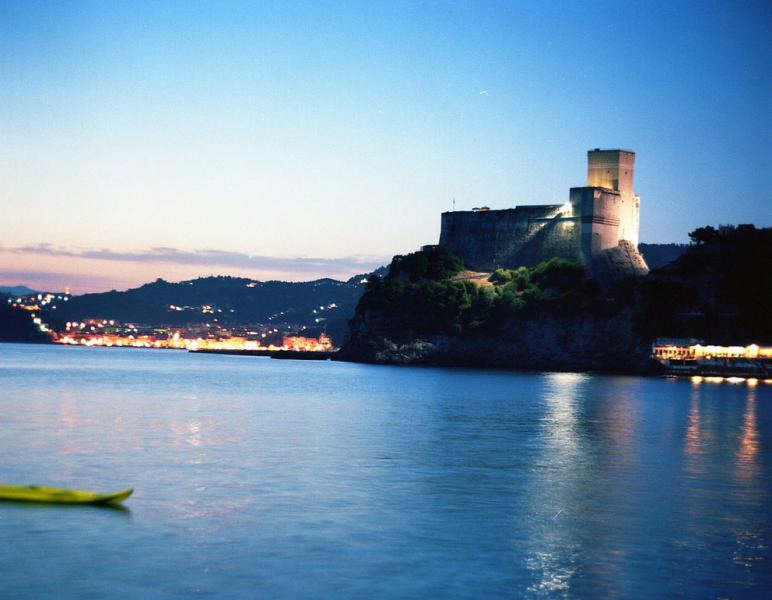 Castello Di Lerici - Visione panoramica dal mare al tramonto