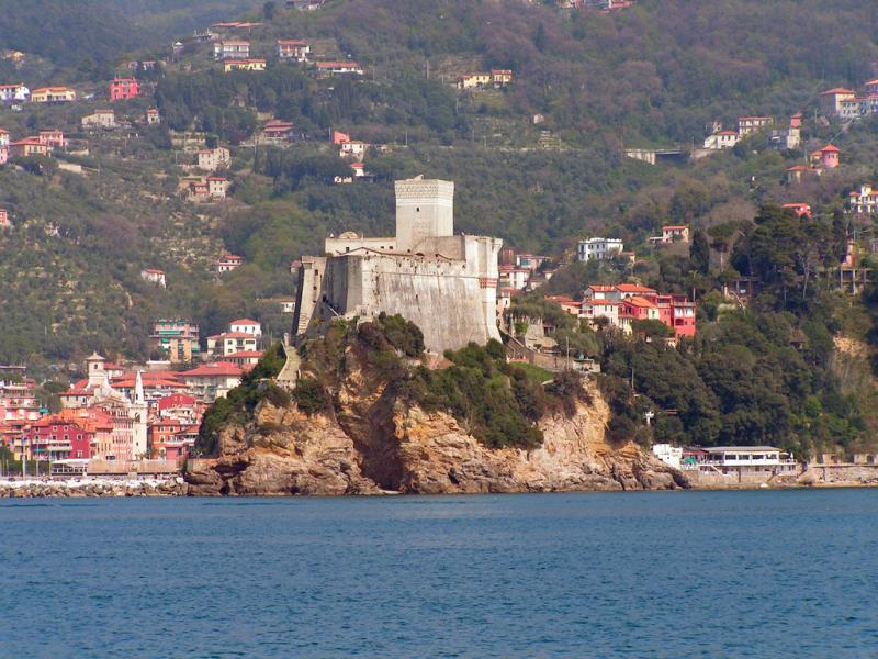 Castello Di Lerici - Visione panoramica dal mare