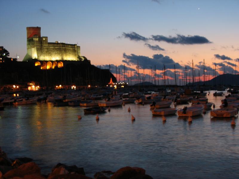 Castello Di Lerici - Visione panoramica dal mare al tramonto