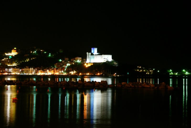 Castello Di Lerici - illuminazione notturna del castello che si specchia sul mare