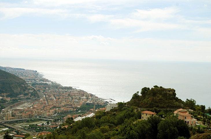 Castel D'Appio - panorama dal castello su ventimiglia