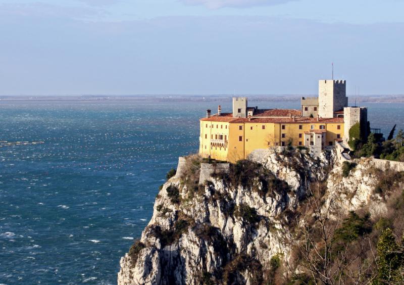 Castello Nuovo Di Duino - Il castello sullo sperone roccioso a picco sul mare