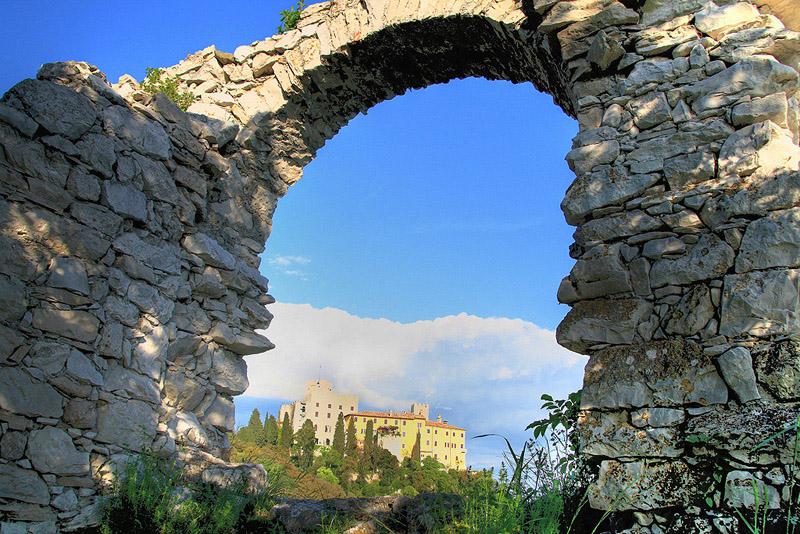 Castello Nuovo Di Duino - Il castello attraverso un arco